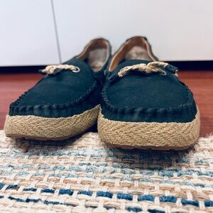 UGG AUSTRALIA WOMENS BLUE SUEDE LEATHER
Slip-on boat shoes #1004111 size 8